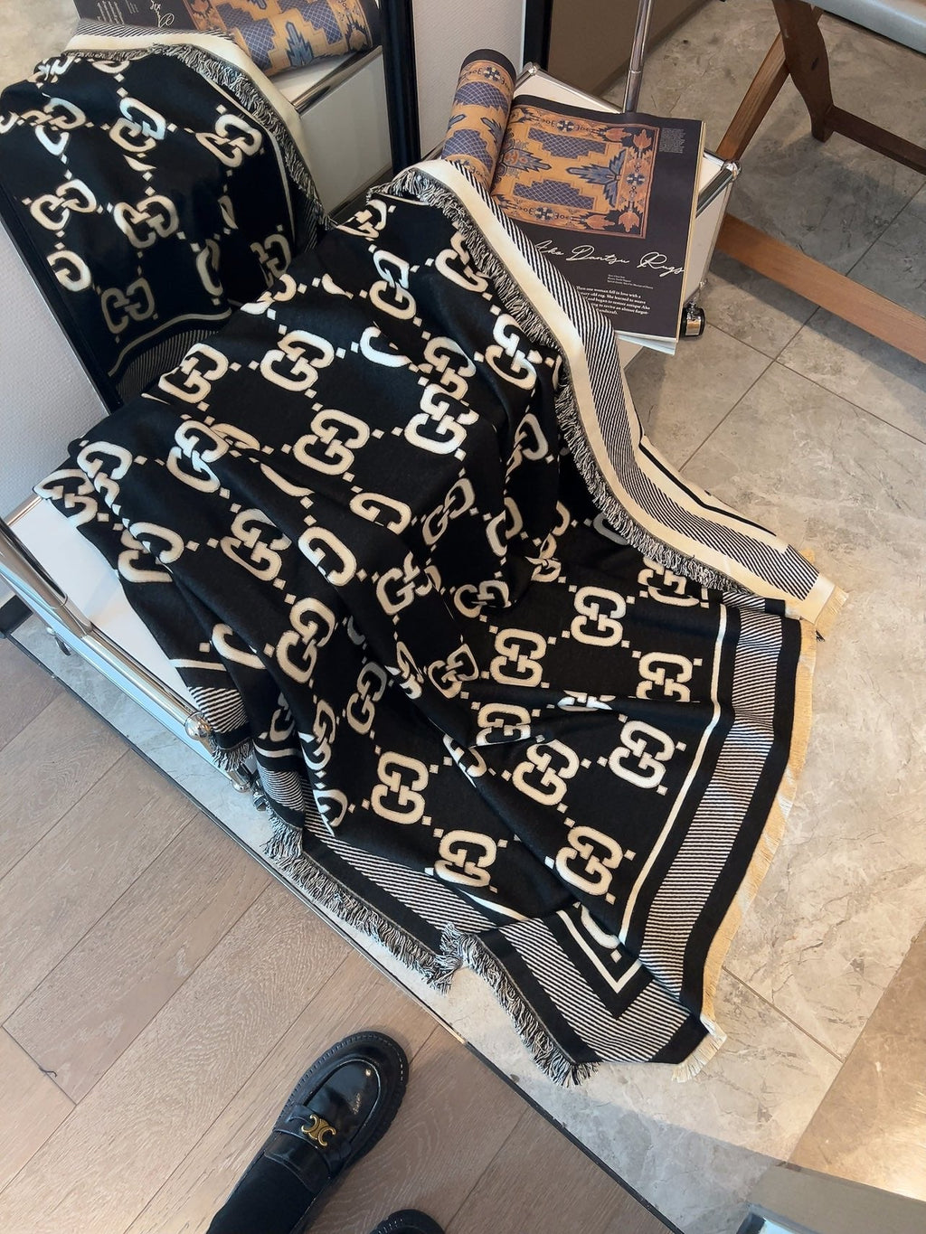 GUCCI SQUARE SCARF 140 CM IN BLACK MIX WHITE SILK CASHMERE  401511