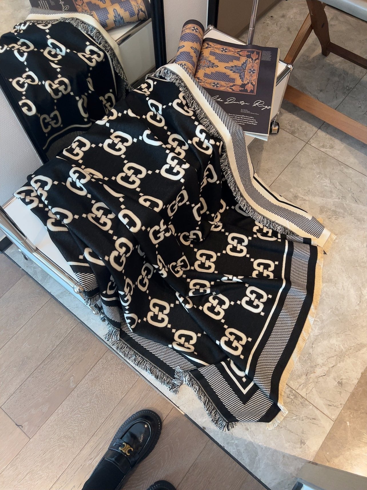 GUCCI SQUARE SCARF 140 CM IN BLACK MIX WHITE SILK CASHMERE  401511
