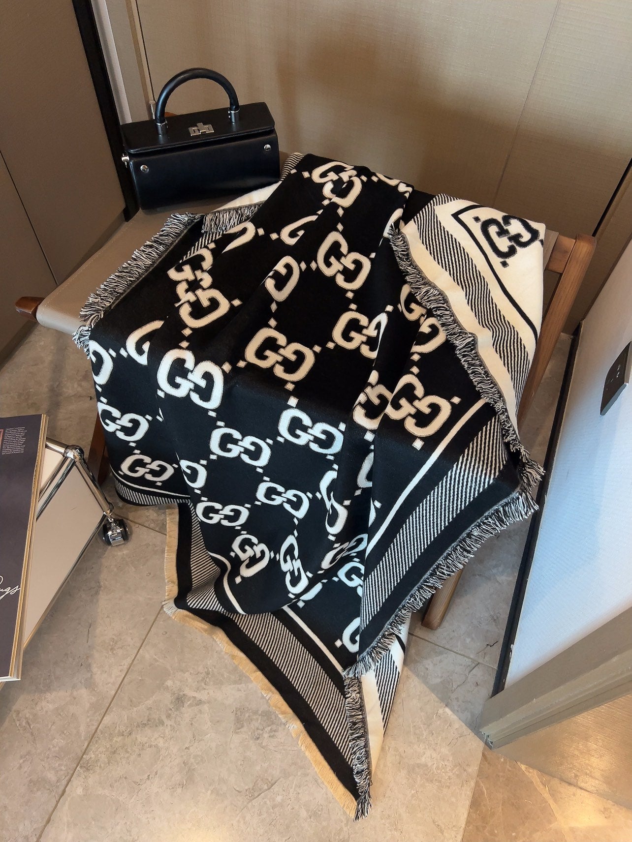 GUCCI SQUARE SCARF 140 CM IN BLACK MIX WHITE SILK CASHMERE  401511