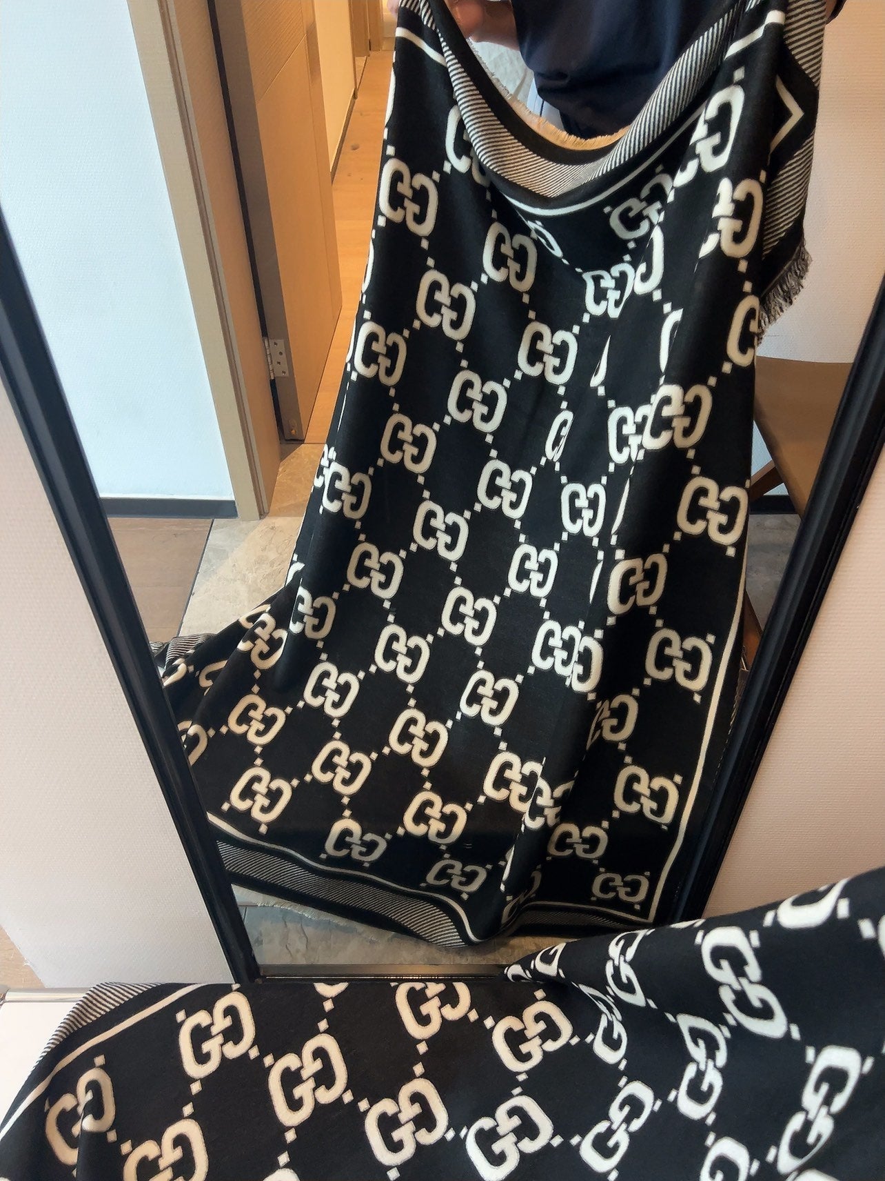 GUCCI SQUARE SCARF 140 CM IN BLACK MIX WHITE SILK CASHMERE  401511