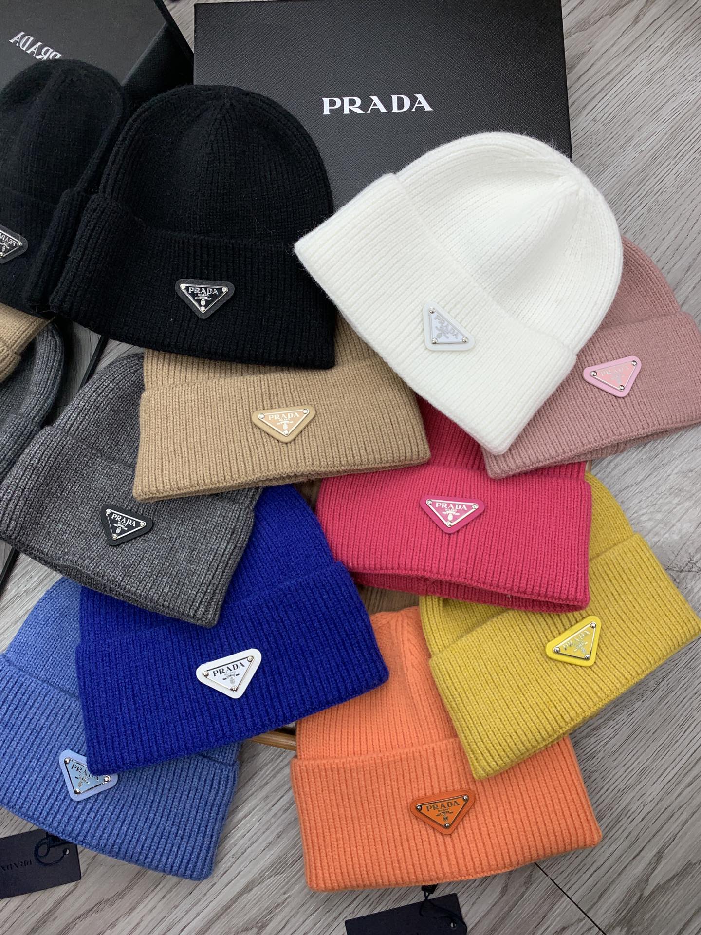 PRADA BEANIIE HAT IN BLACK WOOL 335039