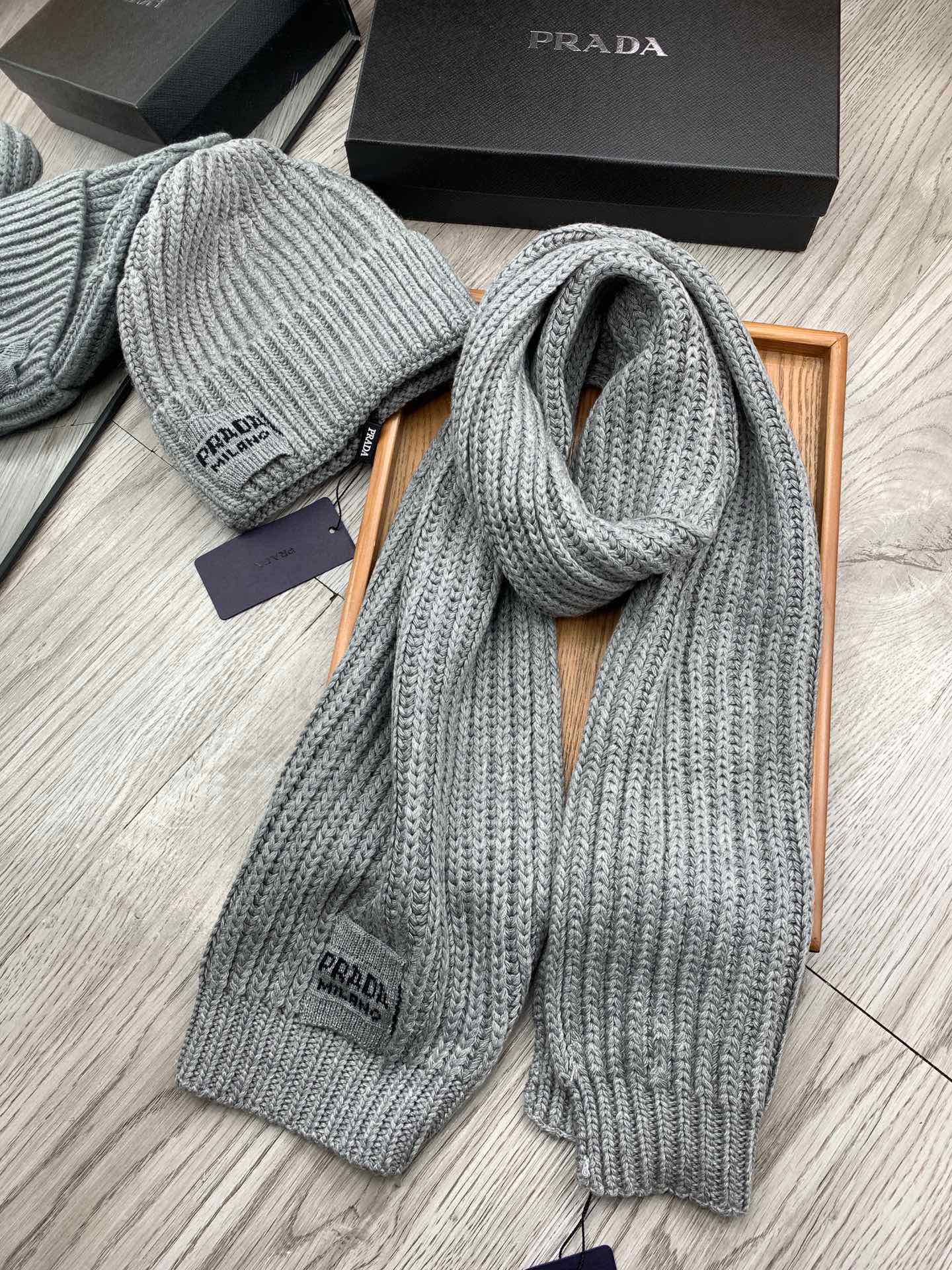 PRADA SET SCARF AND HAT IN PALE GRAY WOOL AND RABBIT FUR 388992