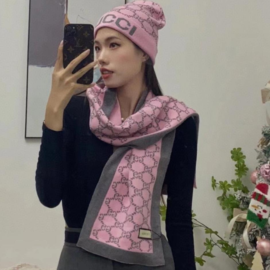GUCCI SET CLASSIC SCARF AND HAT IN BABY PINK MONOGRAM CASHMERE 200522