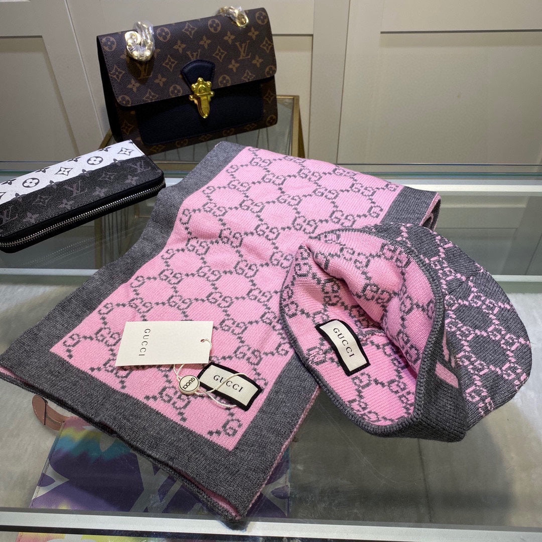 GUCCI SET CLASSIC SCARF AND HAT IN BABY PINK MONOGRAM CASHMERE 200522