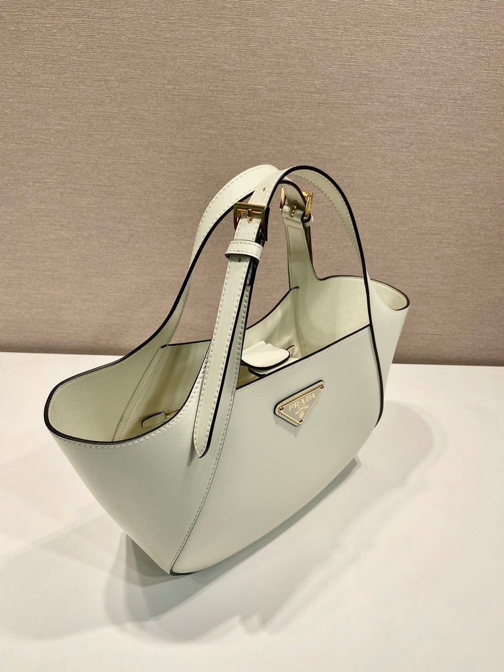 PRADA TOTE BAG 28 IN WHITE SHEEPSKIN GOLD LOGO