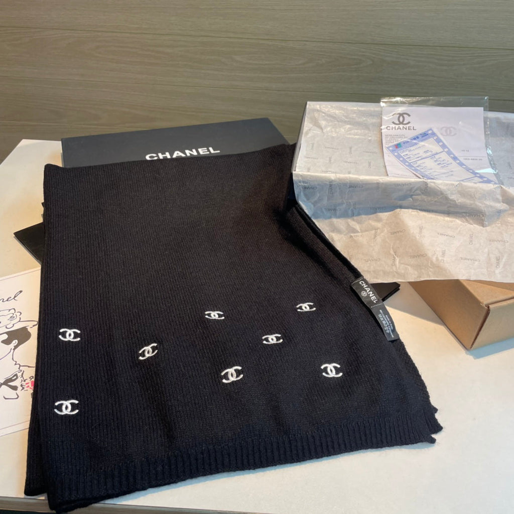 CHANEL SCARF 190 CM IN BLACK CASHMERE WITH EMBROIDERED LOGO 402002