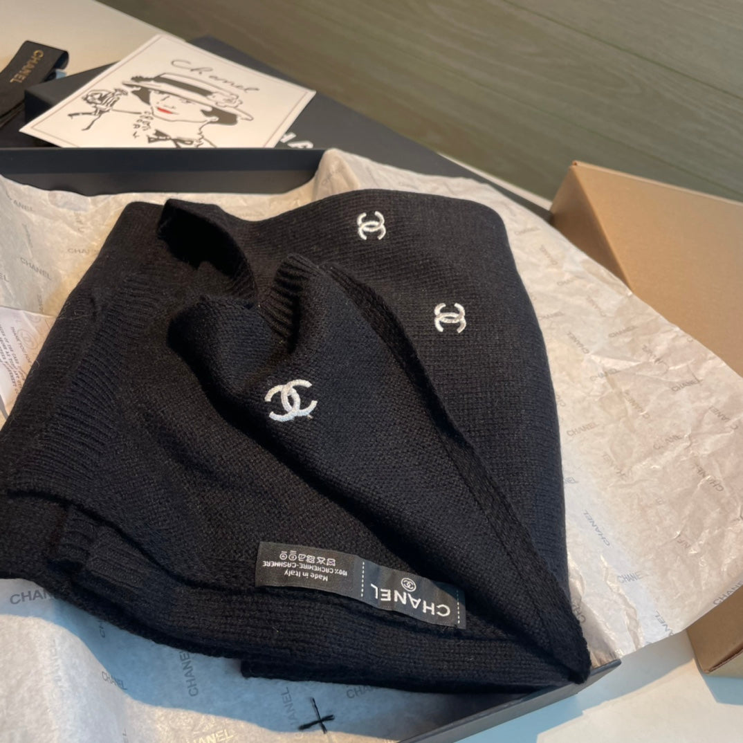 CHANEL SCARF 190 CM IN BLACK CASHMERE WITH EMBROIDERED LOGO 402002