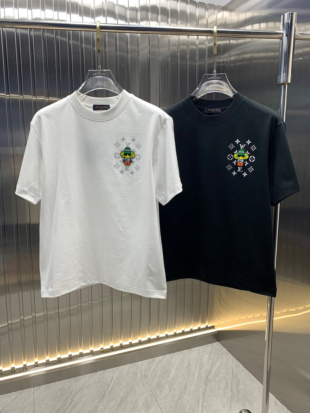 LOUIS VUITTON LV T-SHIRT IN BLACK COTTON 239496