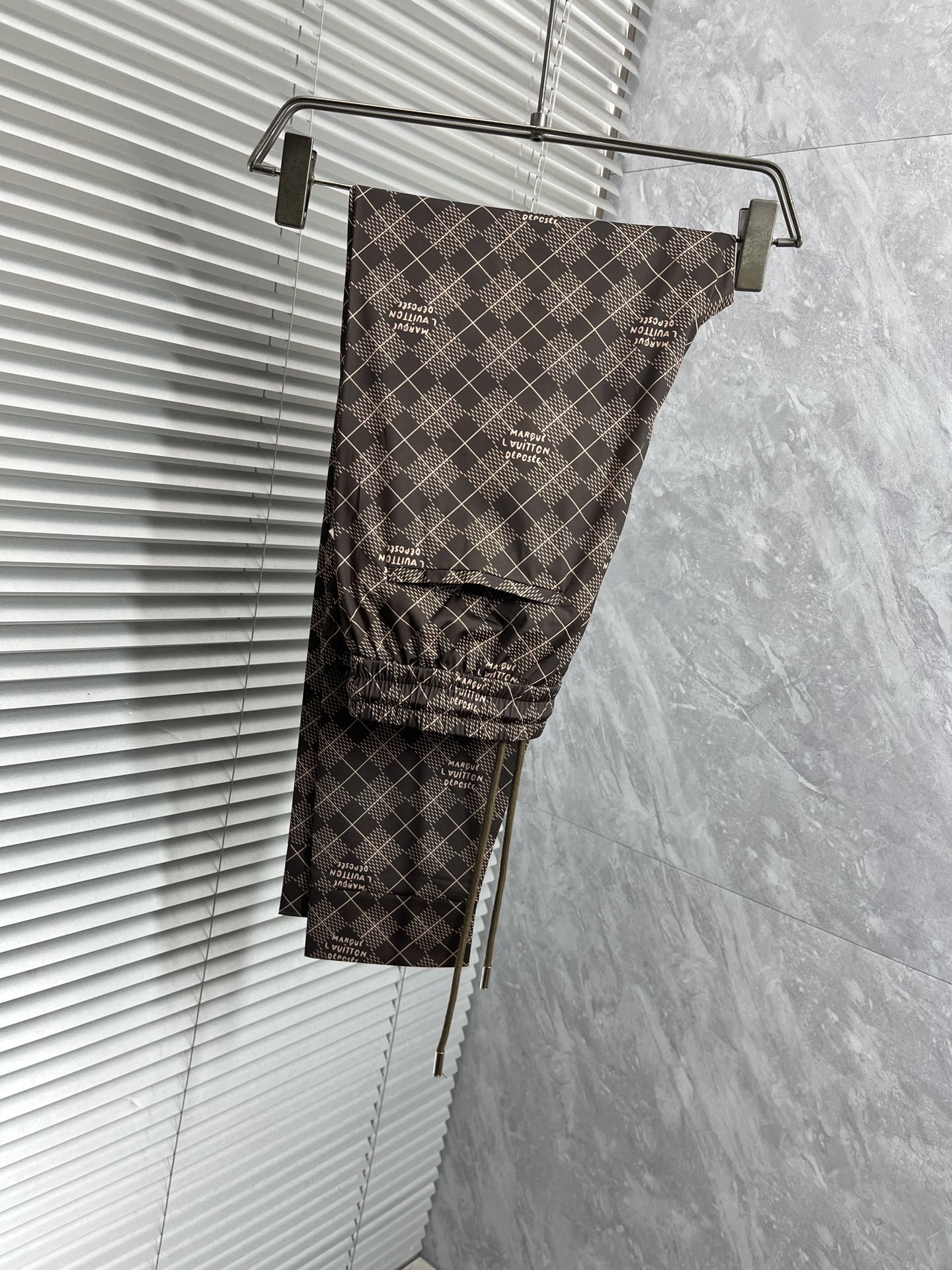 LOUIS VUITTON LV MEDIUM BROWN TROUSERS 239493