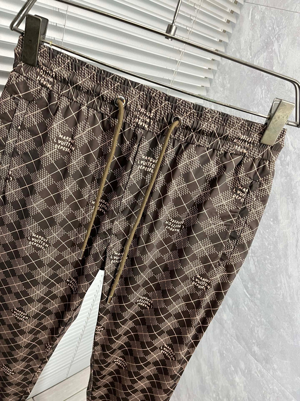 LOUIS VUITTON LV MEDIUM BROWN TROUSERS 239493
