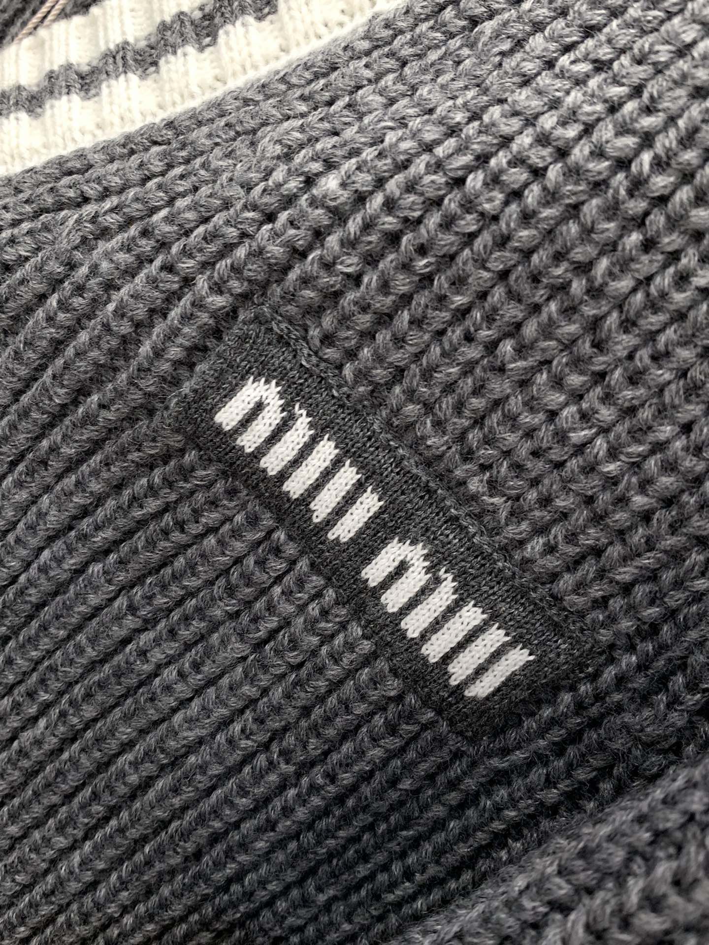 MIUMIU CARDIGAN STYLE 637