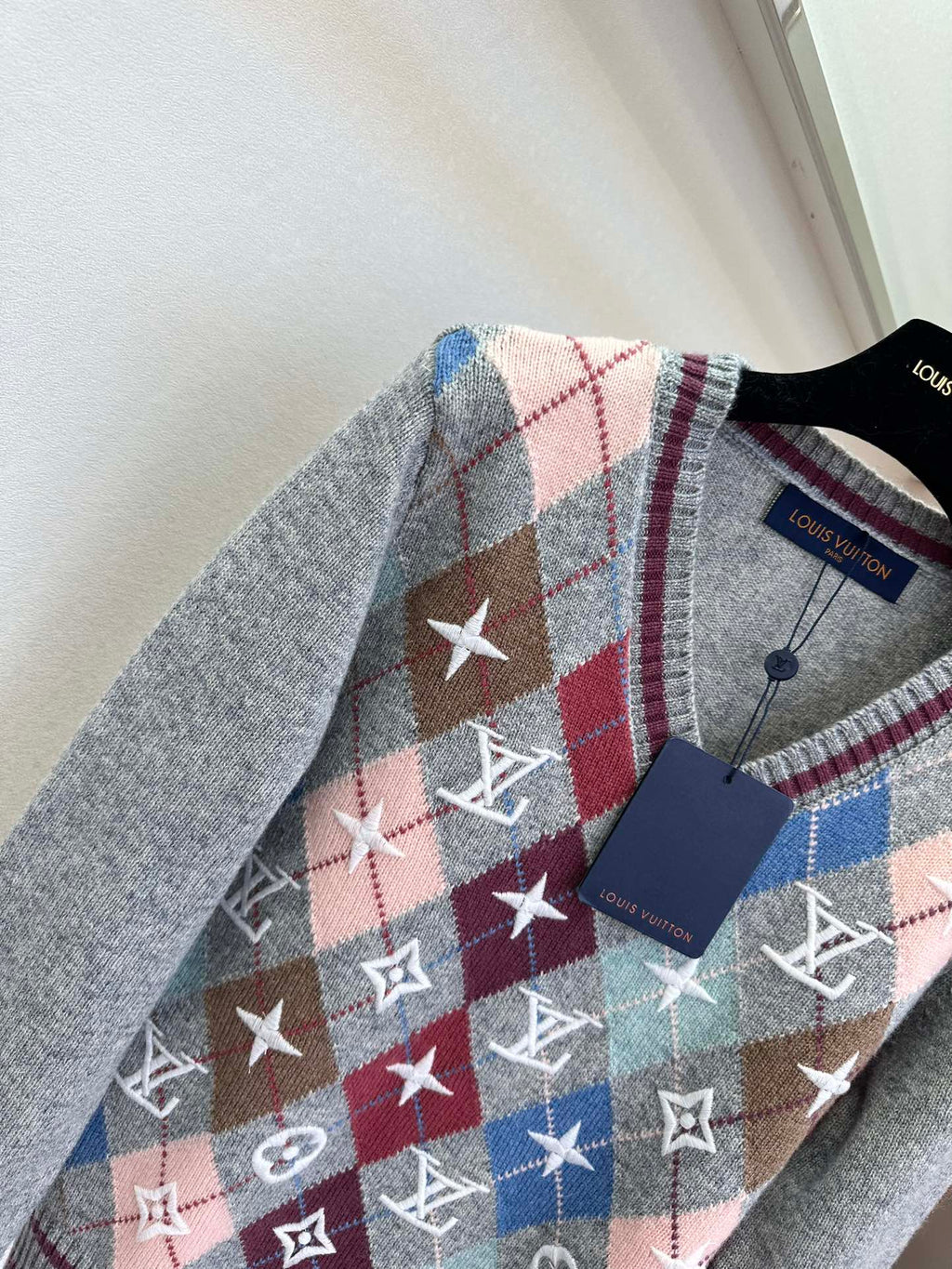 LOUIS VUITTON LV 25S V-NECK SWEATER 0111