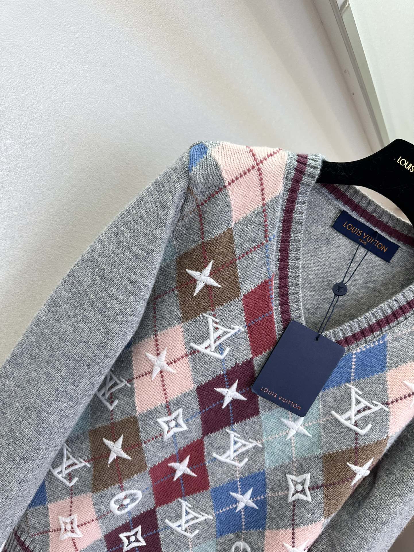 LOUIS VUITTON LV 25S V-NECK SWEATER 0111