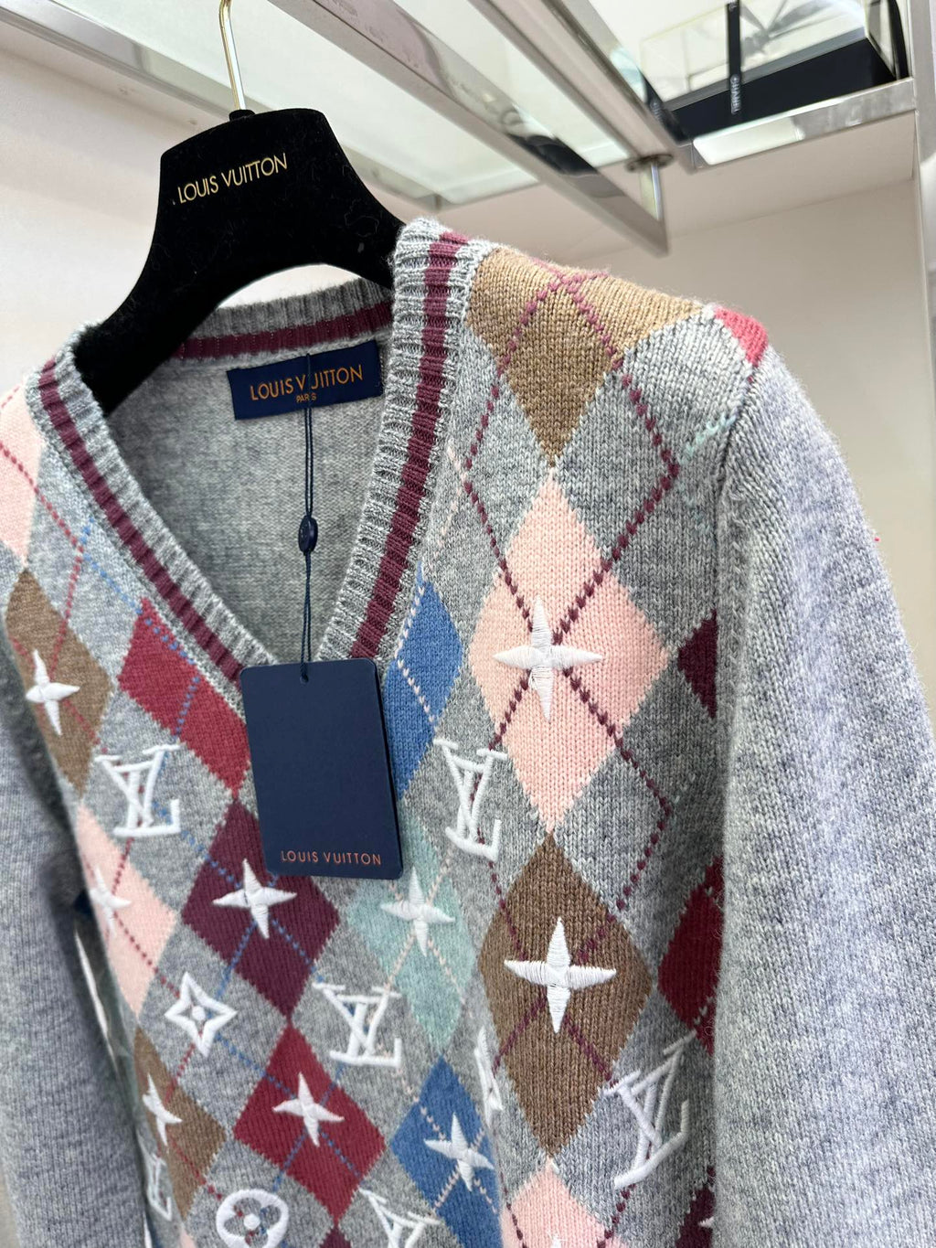 LOUIS VUITTON LV 25S V-NECK SWEATER 0111