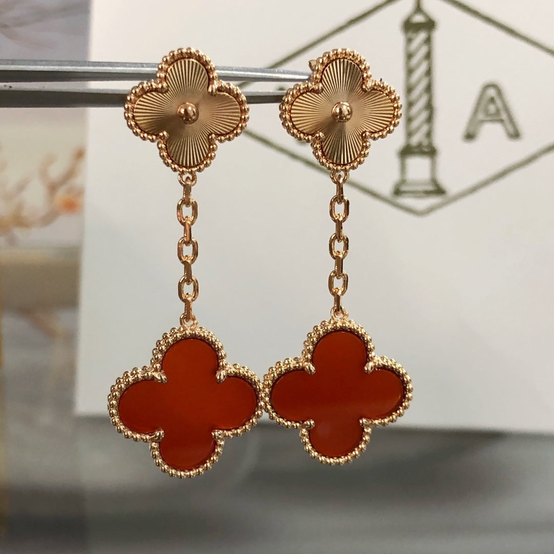 Van Cleef & Arpels CLOVER EARRINGS GOLD AND CARNELIAN