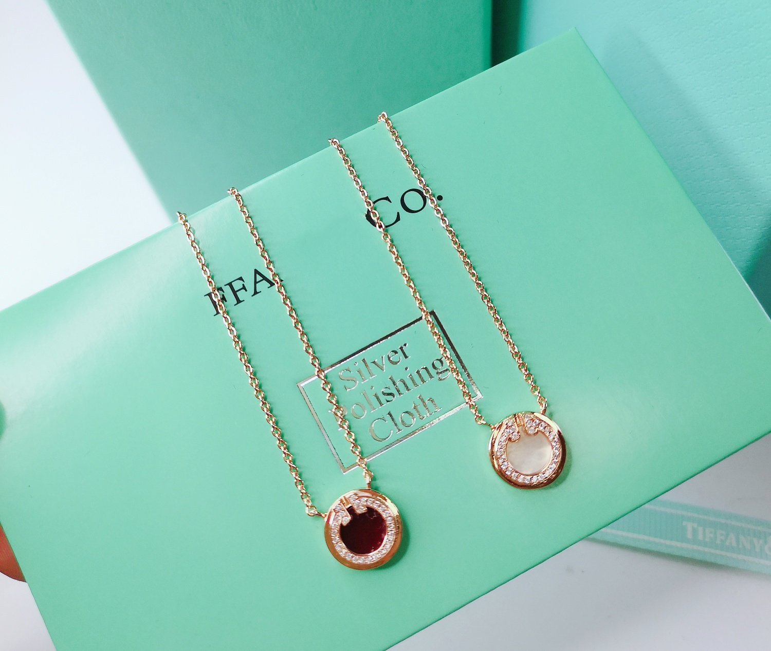 TIFFANY DIAMOND AND MOTHER PEARL CIRCLE NECKLACE PENDANT