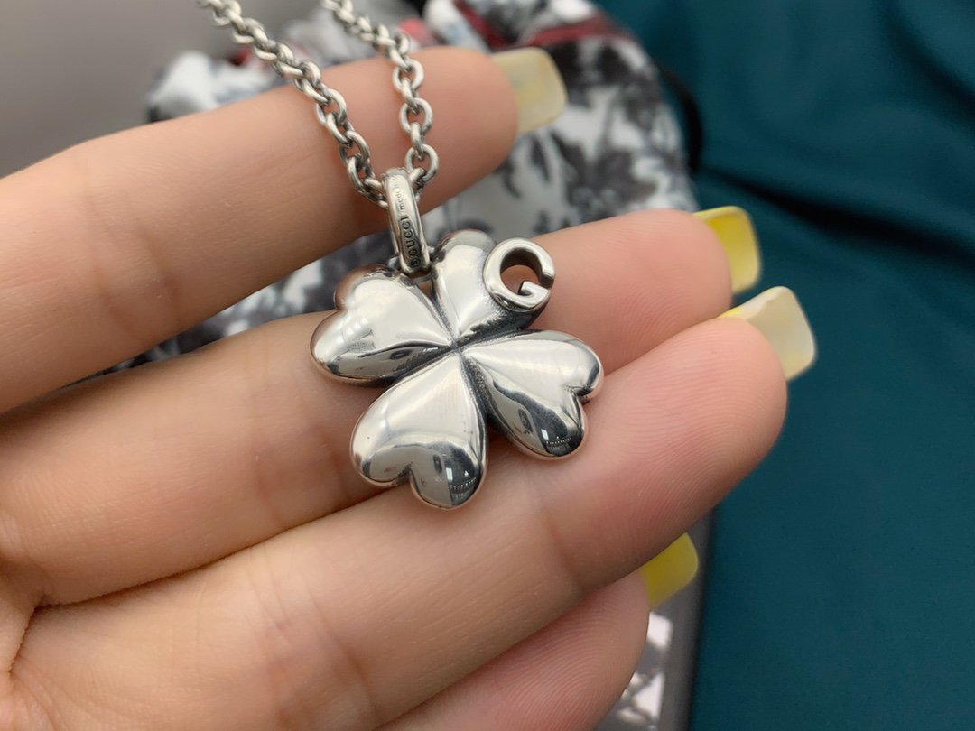 GUCCI SILVER CLOVER NECKLACE