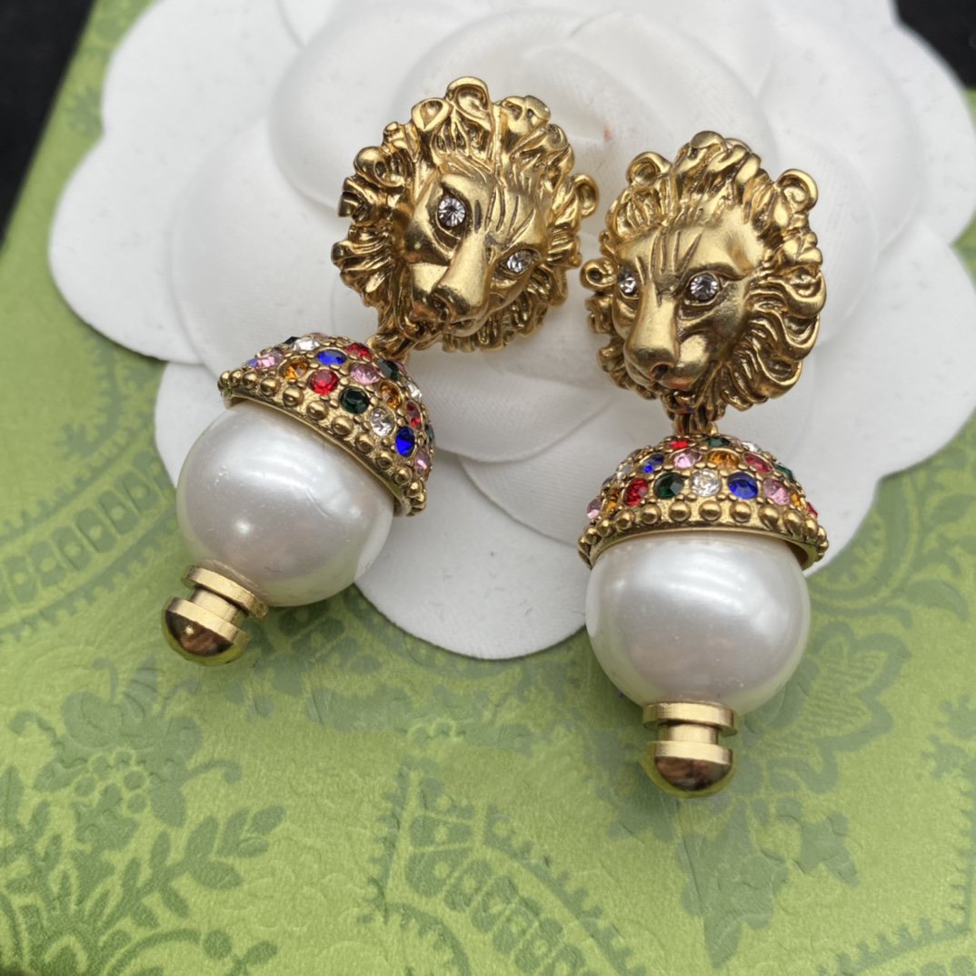 GUCCI LION HEAD PEARL COLORED DIAMOND EARRINGS