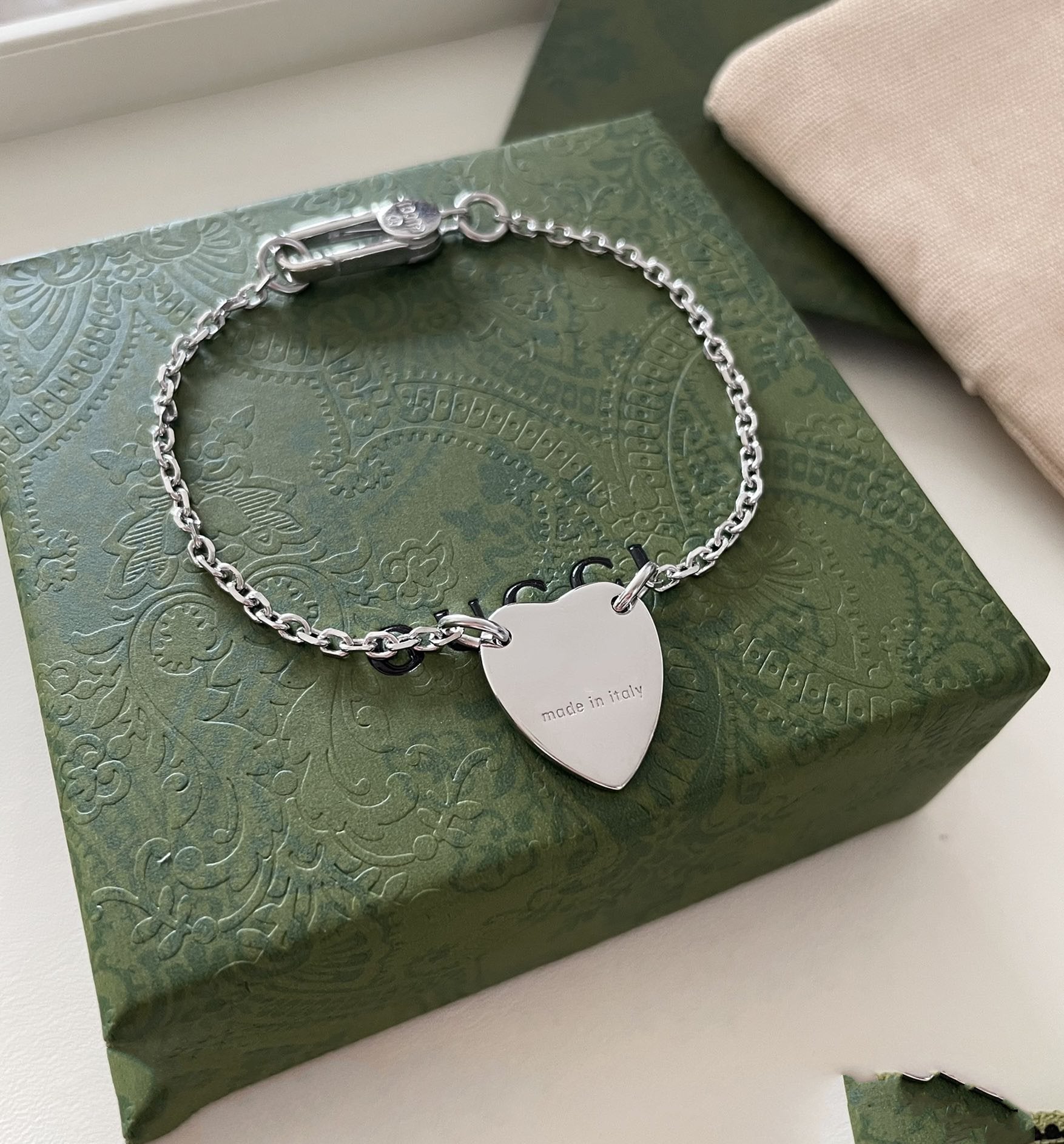 GUCCI LOGO HEART-SHAPED PENDANT SILVER BRACELET