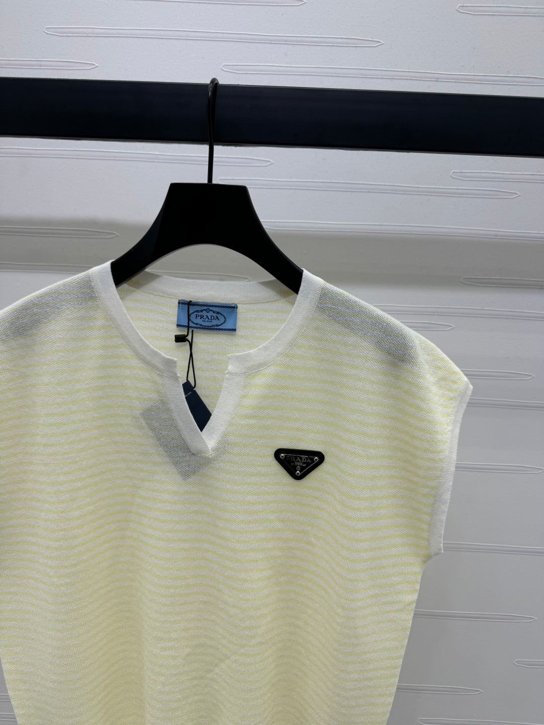 PRADA D 25S STRIPED V-NECK KNITTED VEST 264128
