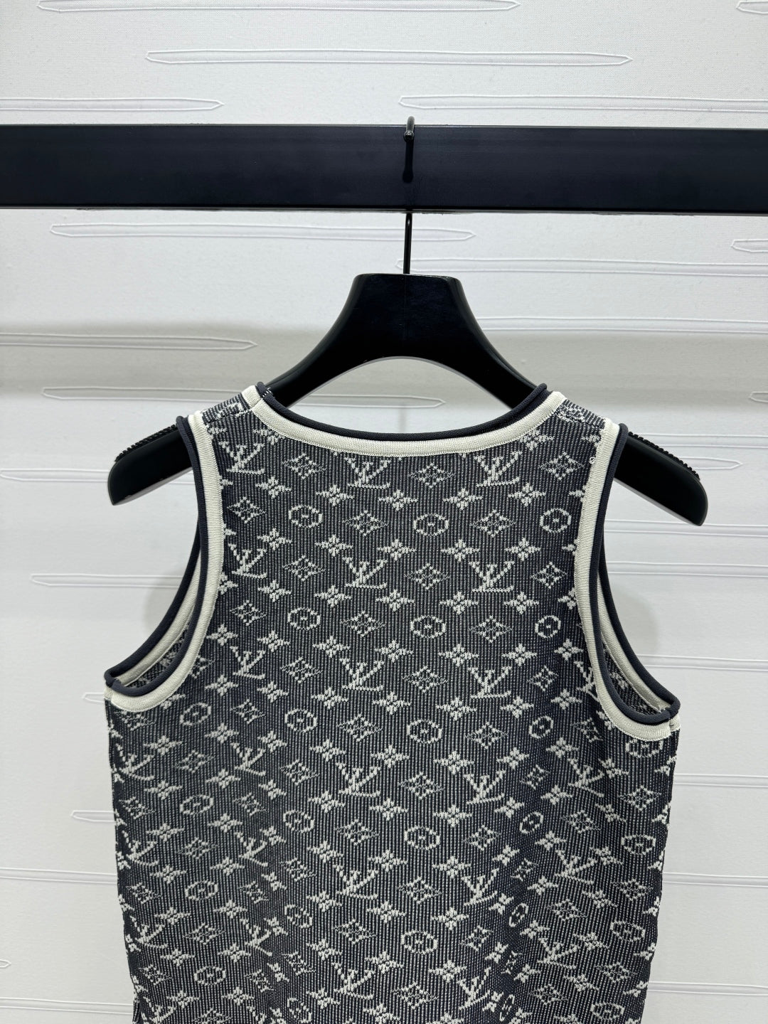 LOUIS VUITTON LV ROUND-NECK KNITTED SLEEVELESS VEST 274936