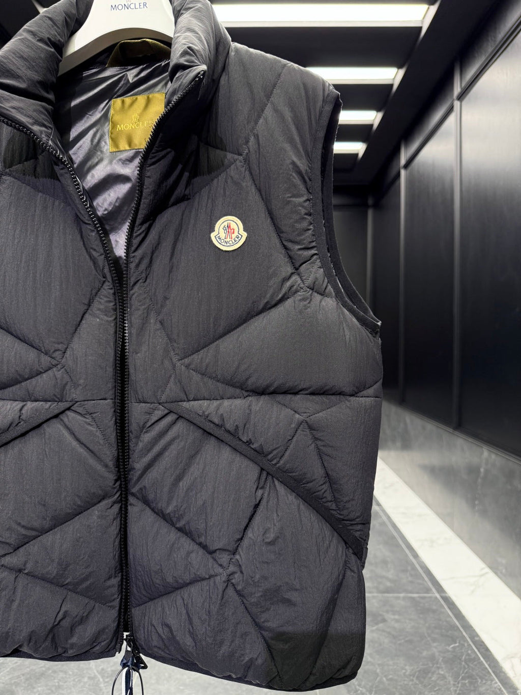 MONCLER 25S SLEEVELESS JACKET 479