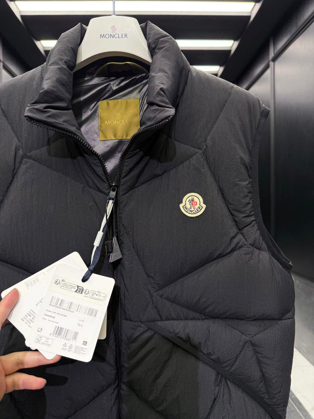 MONCLER 25S SLEEVELESS JACKET 479