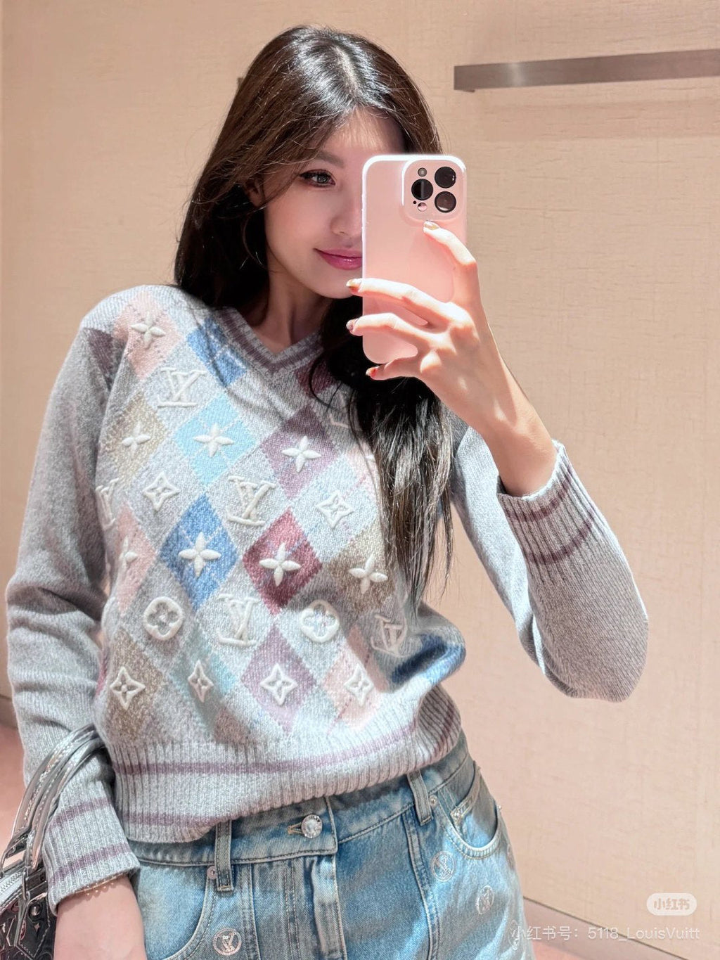 LOUIS VUITTON LV 25S V-NECK SWEATER 0111