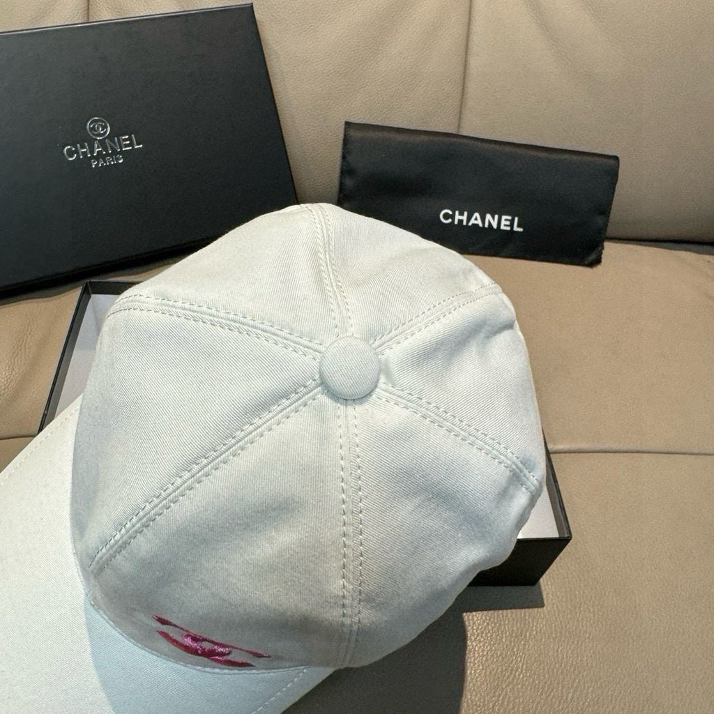 CHANEL WHITE BASEBALL CAP WITH PINK LOGO IN COTTON 672798