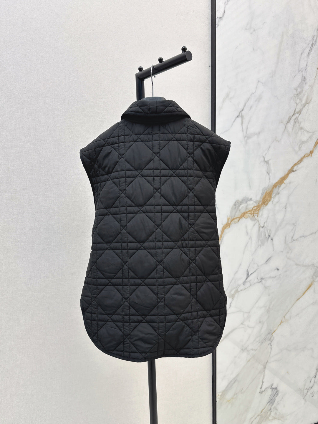 DIOR 25S SLEEVELESS QUILTED VEST 529