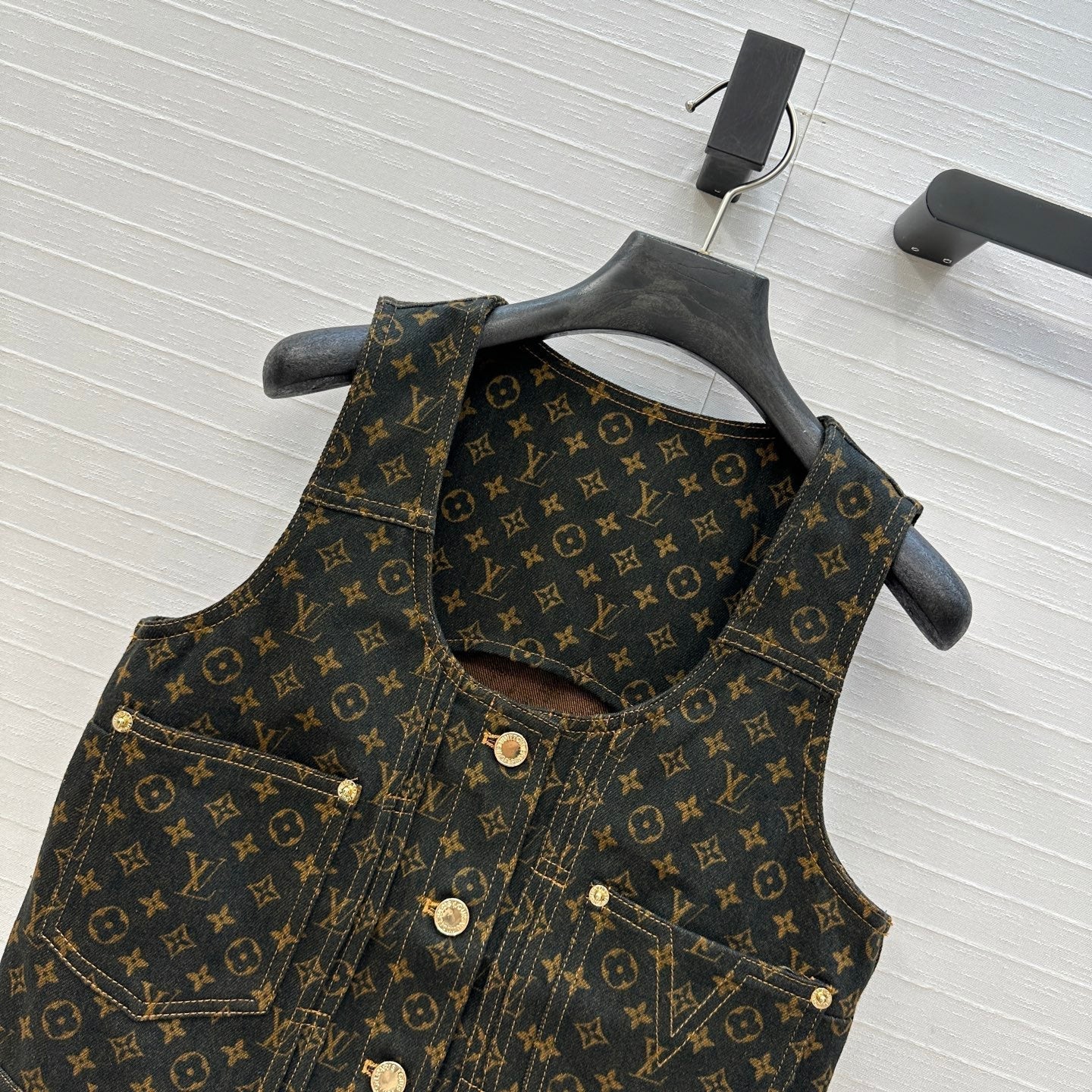LOUIS VUITTON LV DENIM SLEEVELESS TOP WITH LOGO 264405