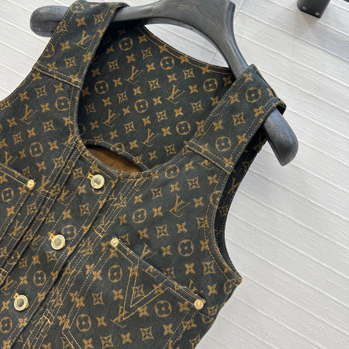 LOUIS VUITTON LV DENIM SLEEVELESS TOP WITH LOGO 264405