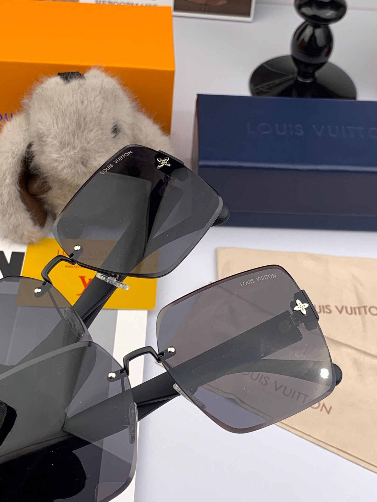 LOUIS VUITTON SQUARE SUNGLASSES L5970 IN BLACK ACETATE