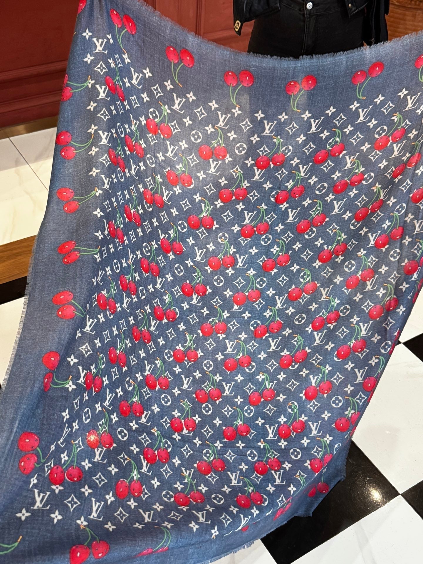 LOUIS VUITTON LV SCARF 140 CM IN CASHMERE 721492