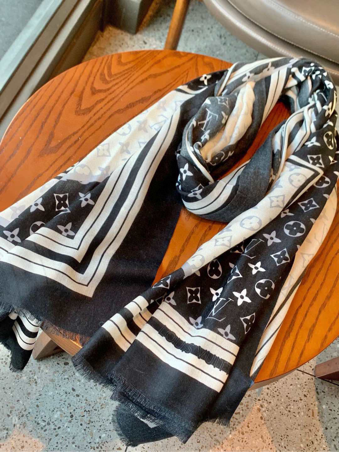 LOUIS VUITTON LV SCARF 200 CM IN CASHMERE 732078
