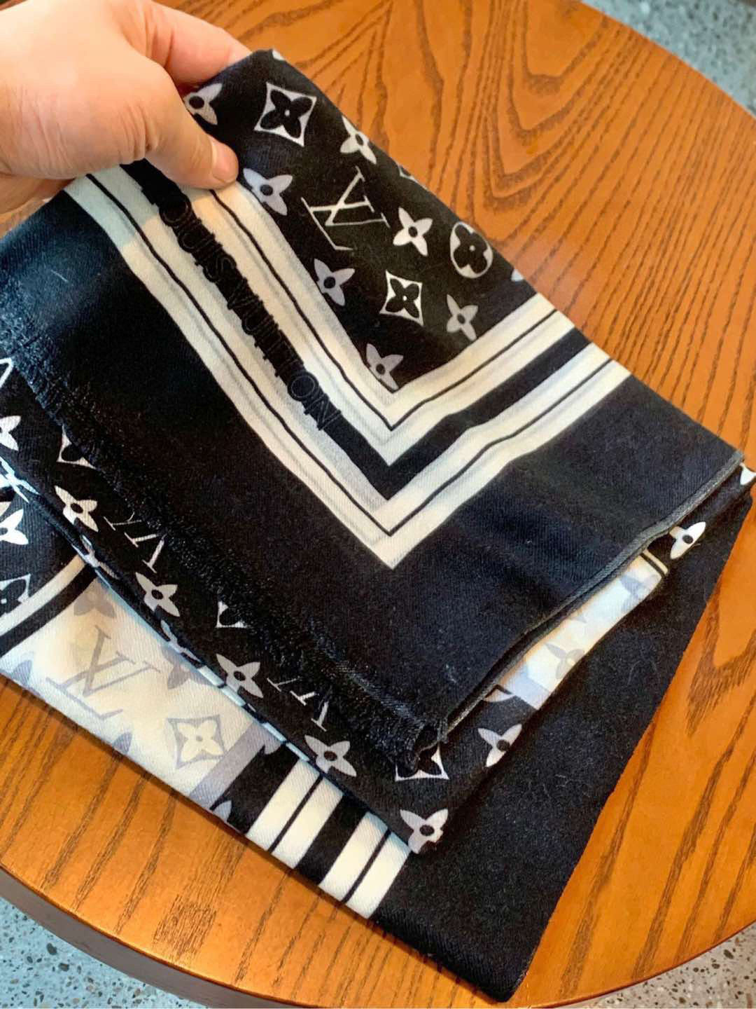 LOUIS VUITTON LV SCARF 200 CM IN CASHMERE 732078