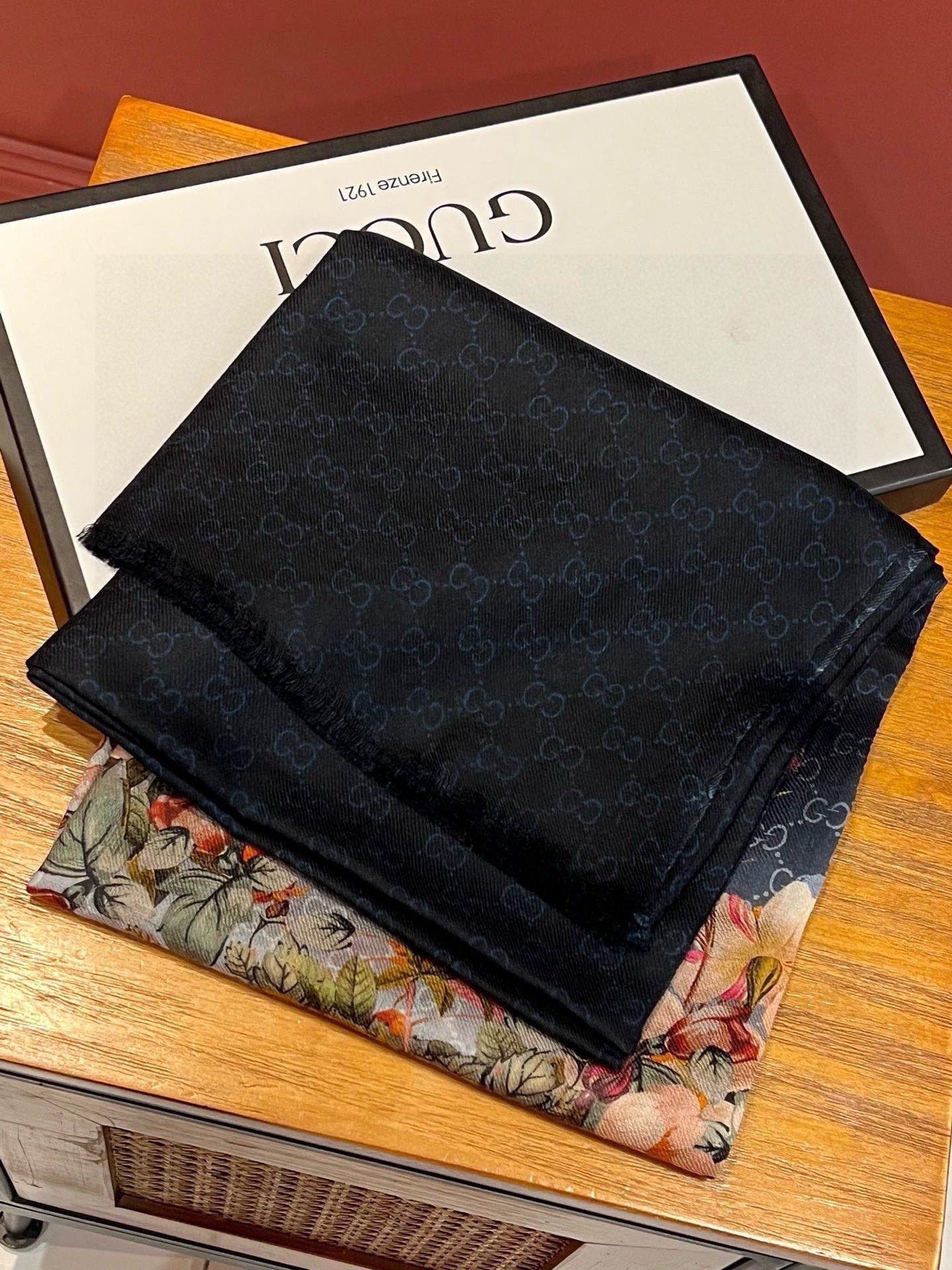 GUCCI 25S SCARF 200 IN CASHMERE 733883