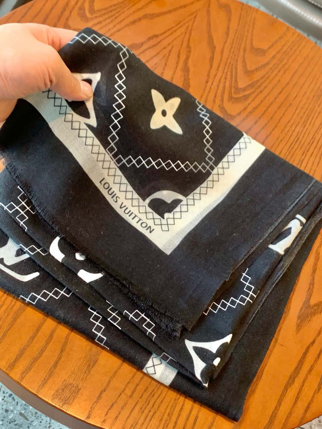 LOUIS VUITTON LV SCARF 200 CM IN CASHMERE 738534