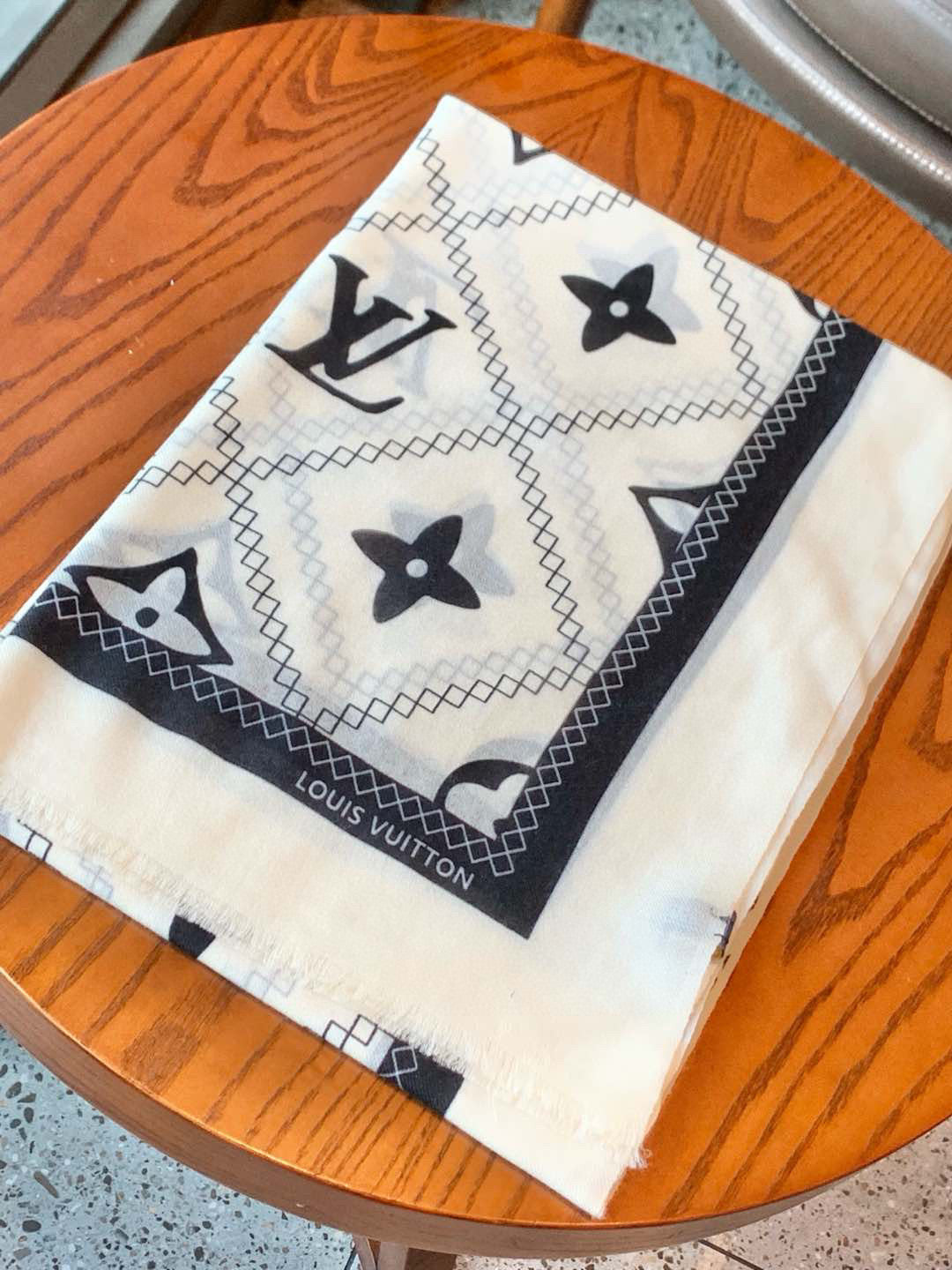 LOUIS VUITTON LV SCARF 200 CM IN CASHMERE 738535