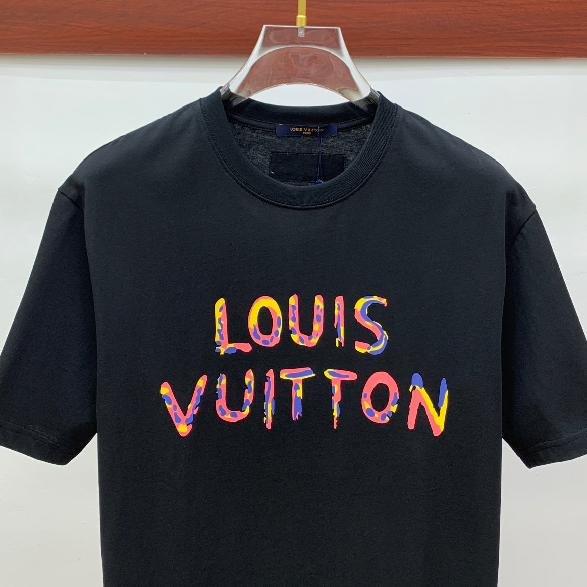 LOUIS VUITTON LV T-SHIRT COLORFUL LOGO IN BLACK COTTON 238877