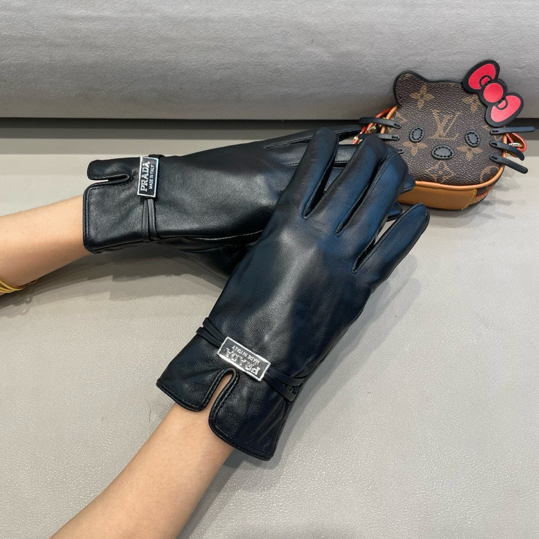 GUCCI TOUCHSCREEN GLOVES IN BLACK SHEEPSKIN 391498