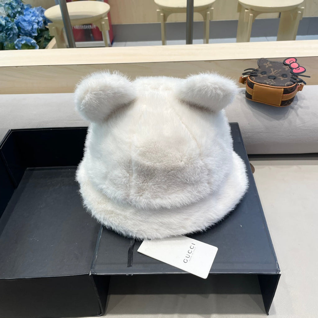 GUCCI BUCKET HAT IN WHITE FLEECE 397932