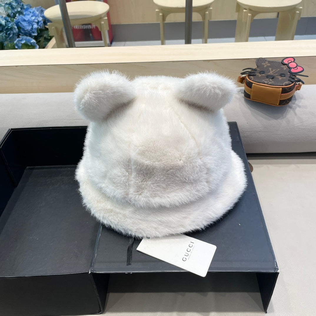 GUCCI BUCKET HAT IN WHITE FLEECE 397932