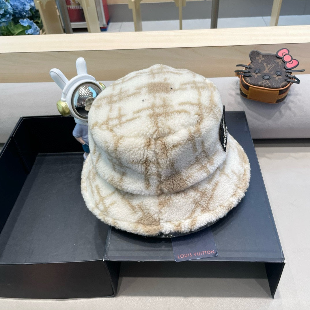 LOUIS VUITTON BUCKET HAT IN WHITE MIX BEIGE FLEECE 404740
