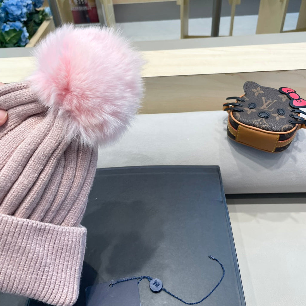 LOUIS VUITTON KNITTED BEANIE HAT IN LIGHT PINK WOOL AND FOX FUR 409789