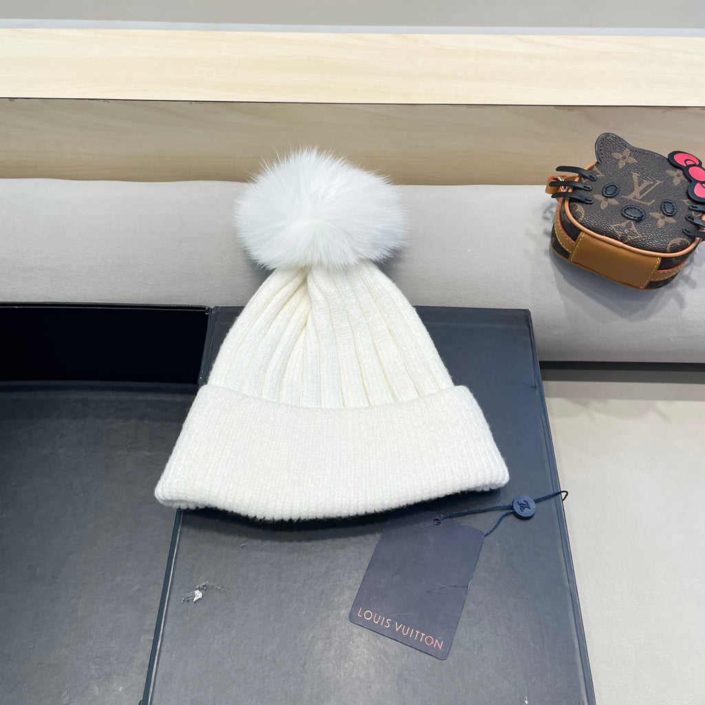 LOUIS VUITTON KNITTED BEANIE HAT IN WHITE WOOL AND FOX FUR 409790