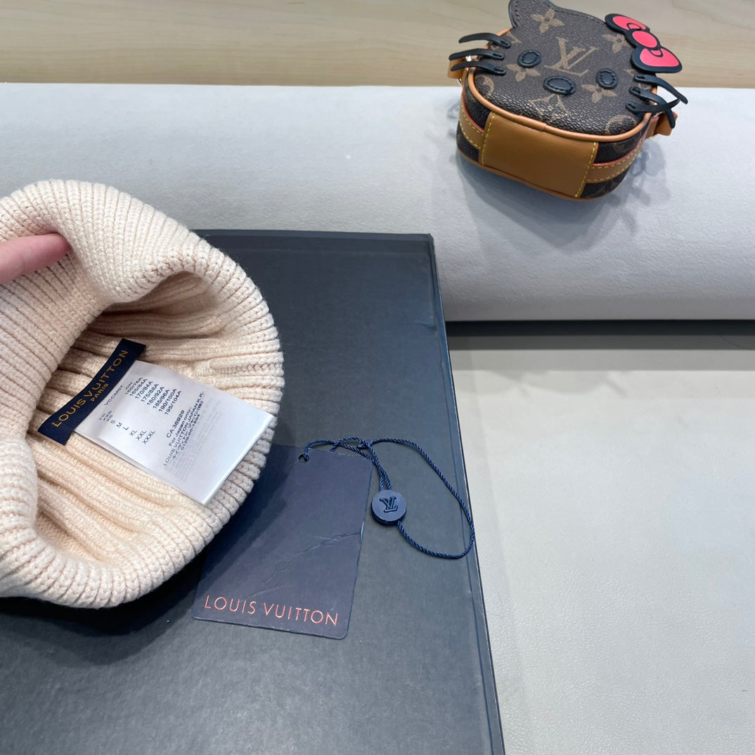 LOUIS VUITTON KNITTED BEANIE HAT IN LULLABY PINK WOOL AND FOX FUR 409792