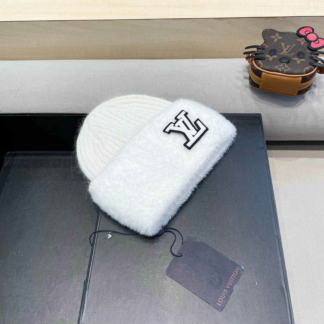 LOUIS VUITTON KNITTED BEANIE HAT IN WHITE WOOL AND RABBIT FUR 413354