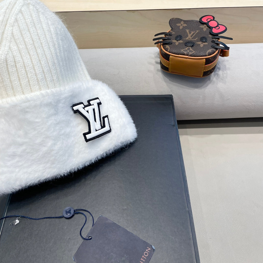 LOUIS VUITTON KNITTED BEANIE HAT IN WHITE WOOL AND RABBIT FUR 413354