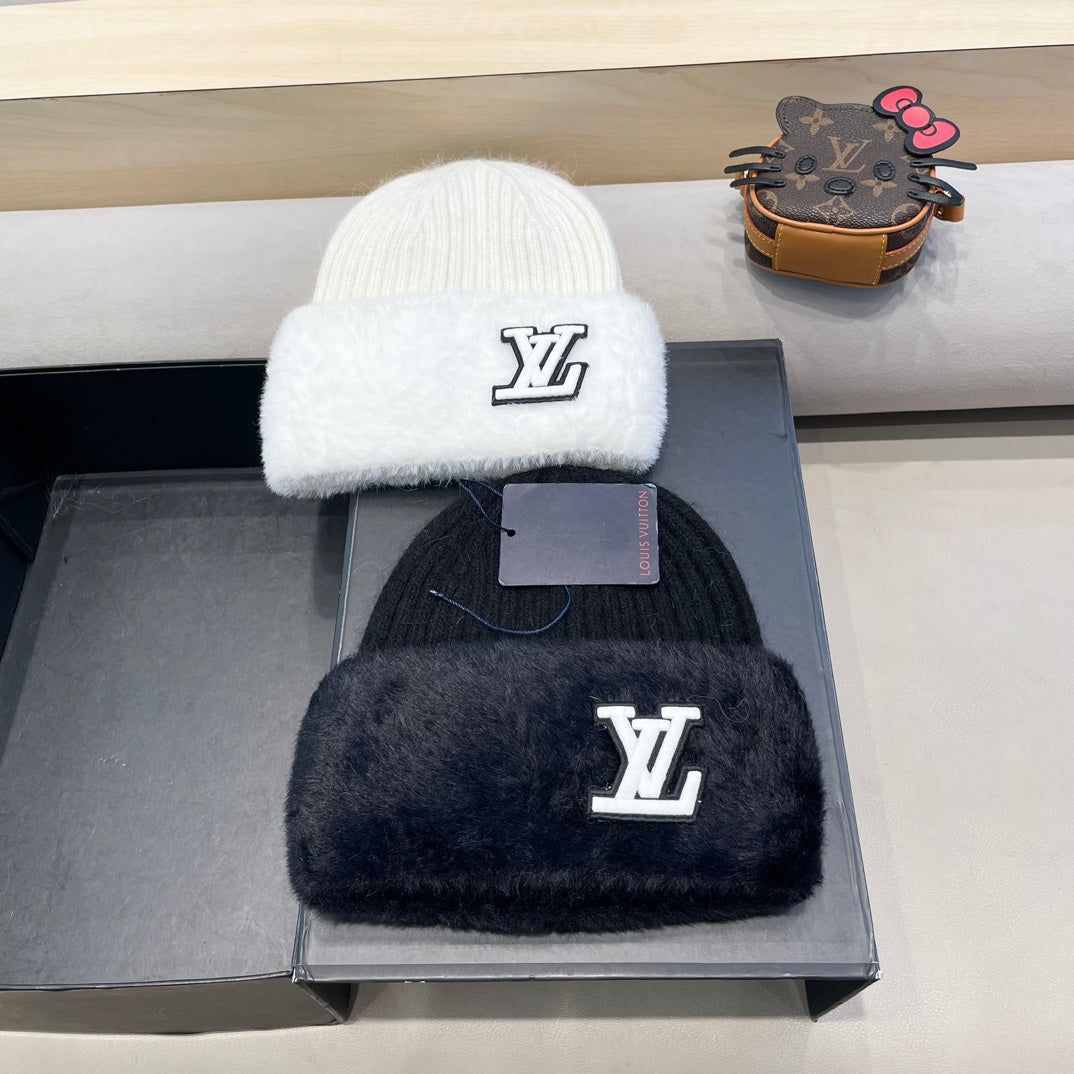 LOUIS VUITTON KNITTED BEANIE HAT IN WHITE WOOL AND RABBIT FUR 413354